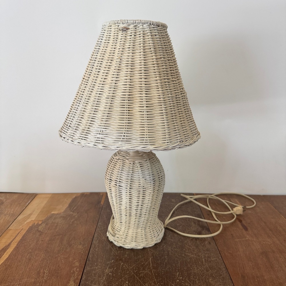 Vintage Wicker Table‎ Lamp with Shade Coastal Cottagecore Home Decor WORKS - Picture 9 of 14